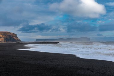 Vikurfjara Kara Kum Plajı Kuzey Atlantik 'teki İzlanda adasında Vik yakınlarında.