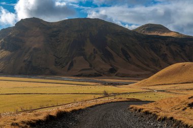 Kuzey Atlantik 'teki İzlanda adasında büyüleyici bir sonbahar Katla Geopark