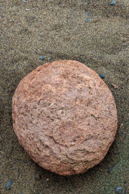 İspanya 'nın Kanarya Adaları, Gran Kanarya Adası' ndaki El Burrero yakınlarındaki sahilde taşlar.