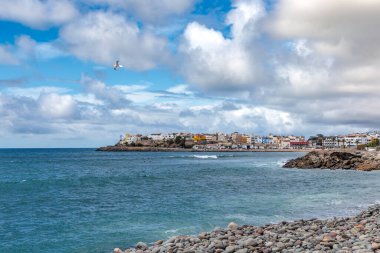 İspanya 'nın Kanarya Adaları, Gran Kanarya Adası, Arguineguin kasabası yakınlarındaki sahil.