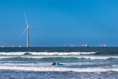 Las Palmas, Gran Canaria, Kanarya Adaları, İspanya yakınlarındaki Playa de La Laja 'da uçurtma uçuşu