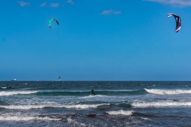 Las Palmas, Gran Canaria, Kanarya Adaları, İspanya yakınlarındaki Playa de La Laja 'da uçurtma uçuşu