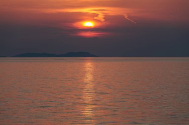 İyon Denizi 'ndeki Korfu Adası' ndan Erikousa Adası üzerinde gün batımı, Yunanistan