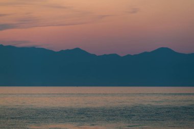 İyon Denizi ve Arnavutluk, Korfu Adası, Yunanistan ve AB kıyıları üzerindeki son güneş ışınları