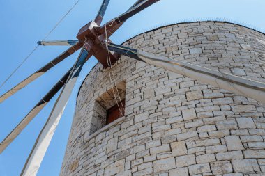 Yunanistan 'ın İyon Denizi' ndeki Korfu adasında Kerkyra yakınlarındaki Garitsa Körfezi 'ndeki yel değirmeni