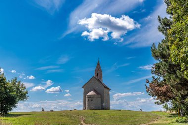Nitra yakınlarındaki Drazovce köyündeki Aziz Michael Kilisesi. Slovakya, Avrupa