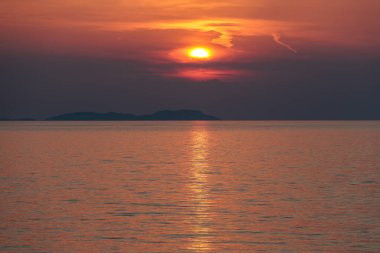 İyon Denizi 'ndeki Korfu Adası' ndan Erikousa Adası üzerinde gün batımı, Yunanistan