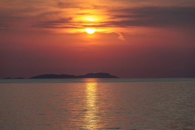 İyon Denizi 'ndeki Korfu Adası' ndan Erikousa Adası üzerinde gün batımı, Yunanistan