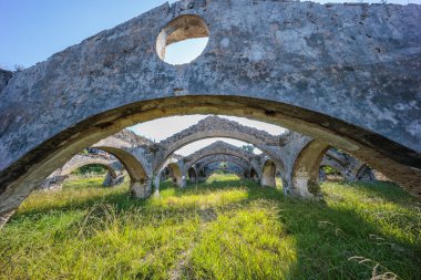 Eski Venedik tersanesi. Birinci Dünya Savaşı sırasında ilk Sırp askerlerinin karaya çıktığı bir bina. Gouvia, Korfu, Yunanistan