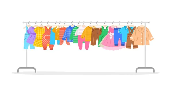 婴儿衣服放在一个长长的商店衣架上 小男孩和小女孩把不同的衣服挂在商店的衣架上 儿童服装 裤子和外套 平面卡通画 出售或二手 — 图库矢量图片