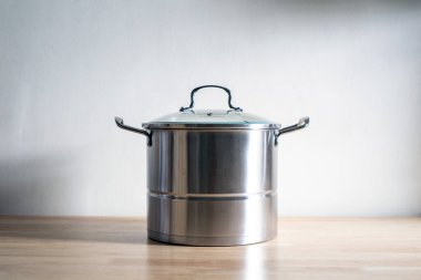 Paslanmaz çelik tencere, kullanışlı, dayanıklı, temizlenmesi kolay mutfak aleti, beyaz arka planda parlak ve parlaktır.. 