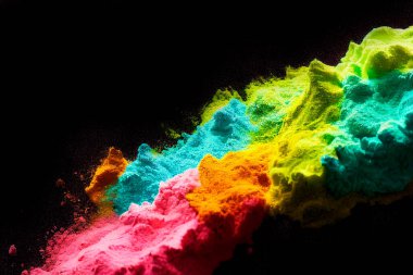 Siyah arka planda izole edilmiş renkli toz patlaması. Soyut renkli arkaplan.