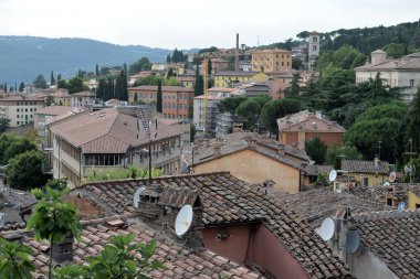Arkasında orman olan bir kasabadaki eski evlerin manzarası. Orta İtalya, Avrupa 'daki Perugia kenti Umbria' daki Ortaçağ Evleri panoramik görünüm