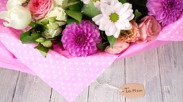 Felicitaciones Día Madre Con Exuberante Ramo Rosas Crisantemos Rosa Blanco —  Fotos de Stock