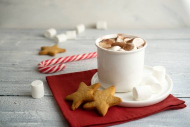 Sıcak kakaolu zencefilli kurabiye. Geleneksel tatlı yeni yıl içeceği ve Noel Baba ve çocukları tedavi etmek için baharatlı kekler.