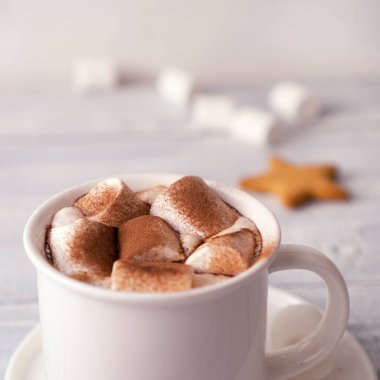 Geleneksel yeni yıl çikolatasında karamel ile kakao şekerlemesi. Sıcak bir Noel atıştırması ve tatilde bir aile akşamı hediyesi..
