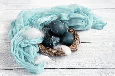 Kutlama kartları için Paskalya arkaplanı ya da aile ya da arkadaşlarla şarap kovanında mavi yumurtalar ve bir havlu ve kuş tüyüyle yapılan davetiyeler için.