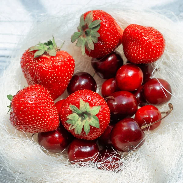 Erdbeeren Und Kirschen Zum Dessert Für Einen Sommertag Auf Dem — Stockfoto