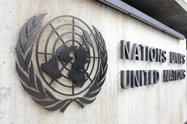 Birleşmiş Milletler 'in Birleşmiş Milletler Cenevre Ofisi' nin ön girişindeki logosuna yakından bakın.