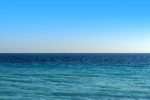 Τιρκουάζ Μπλε Θάλασσα Και Κλίση Γαλάζιο Ουρανό Φόντο — Φωτογραφία Αρχείου