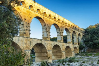 Pont du Gard, M.S. 31 mi 'de su taşımak için yapılmış antik bir Roma su kemeri köprüsü. 1985 yılında UNESCO' nun Dünya Mirasları listesine eklendi.