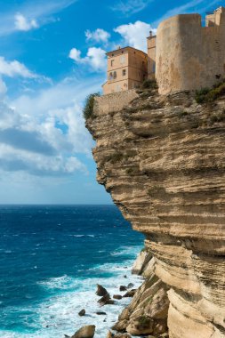 Korsika 'da, uçurumun kenarındaki Bonifacio şehrinde antik bir bina..