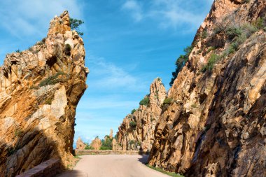 Fransa 'nın Korsika kentindeki UNESCO Dünya Mirası bölgesi Piana' nın görkemli derelerini geçen dolambaçlı yollar..