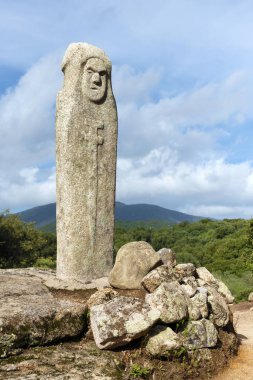 Filitosai, Güney Korsika, Fransa 'nın megalitik bölgesine insan yüzü kazınmış bir menhir.