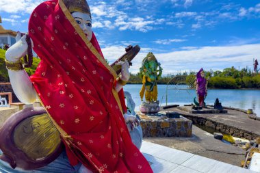 Saraswati Ganesh ve Lakshmi Hindu tanrısı heykeli Büyük Bassin Tapınağı, Mauritius Adası, Hint Okyanusu