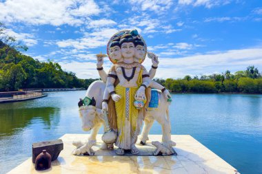 Dattatreya trimurti Hindu tanrı heykeli Grand-Bassin Tapınağı, Mauritius Adası, Hint Okyanusu