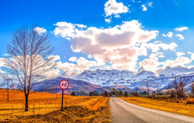 Güney Drakensberg Güney Afrika 'da Underberg manzarası