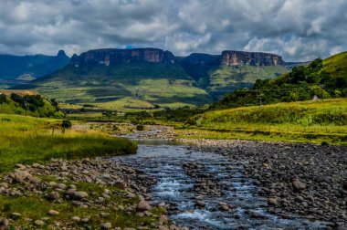 Bulutlu bir günde Drakensberg Dağları 'nın Kraliyet amfi tiyatrosu