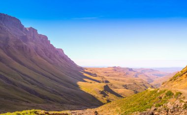 Sani 'deki yeşillik Lesotho Güney Afrika sınırı yakınlarındaki mavi gökyüzünün altından geçiyor.