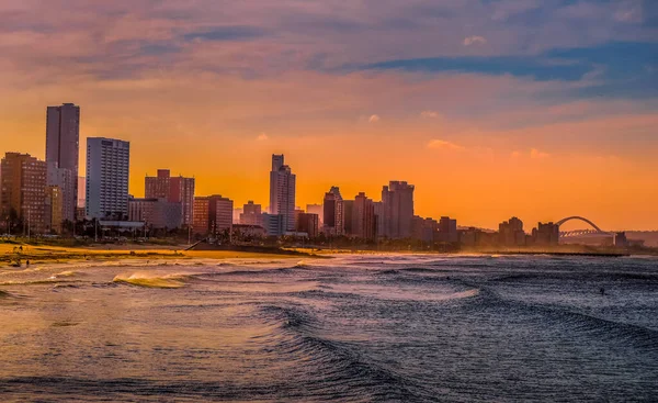 Beyaz kum ve ufuk çizgisi Kzn Güney Afrika ile Durban altın mil plaj