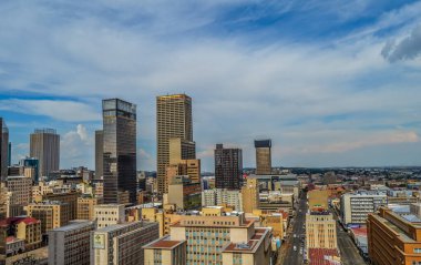 Güzel Johannesburg şehri gökyüzü ve yükselen kuleler ve binalar