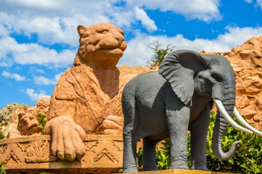 Saray 'ın girişi / Kayıp Şehir / Güneş Şehri Mavi gökyüzünün altında taş heykeller