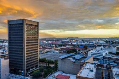 Güzel Johannesburg şehri gökyüzü ve yükselen kuleler ve binalar