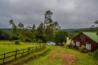 Sabie Güney Afrika 'da yerel çam ormanlarına ve yeşil bahçeye bakan güzel bir ahşap kulübe.