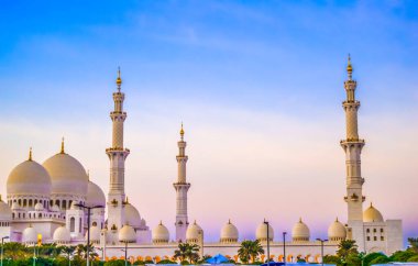 Güzel Şeyh Zayed Camii Abu Dabi Birleşik Arap Emirlikleri 'ndeki beyaz mermerde.