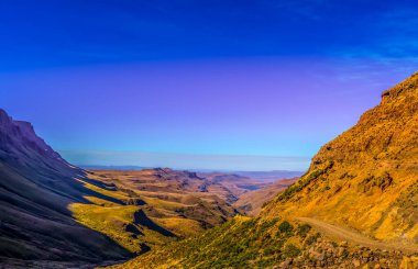 Sani 'deki yeşillik Lesotho Güney Afrika sınırı yakınlarındaki mavi gökyüzünün altından geçiyor.