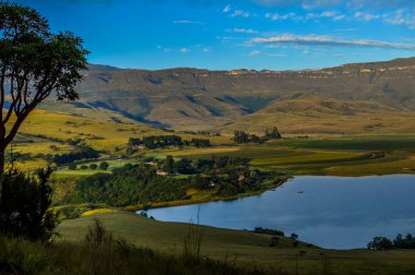 Drakensberg Dağı yamaçları ve Cathkin Tepesi civarındaki çan parkı barajı.