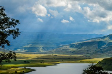 Drakensberg Dağı yamaçları ve Cathkin Tepesi civarındaki çan parkı barajı.