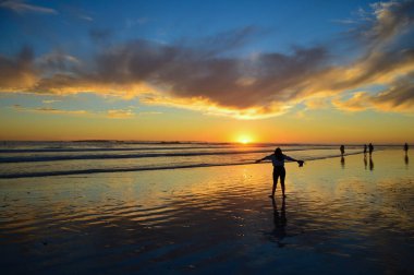 Güney Afrika 'da gün batımında dramatik ve güzel batan güneş.