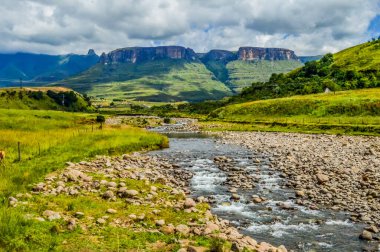 Bulutlu bir günde Drakensberg Dağları 'nın Kraliyet amfi tiyatrosu