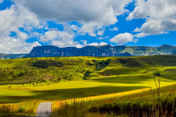 緑の龍または南アフリカのクワズールナタールまたはKznにDrakensberg山 — ストック写真