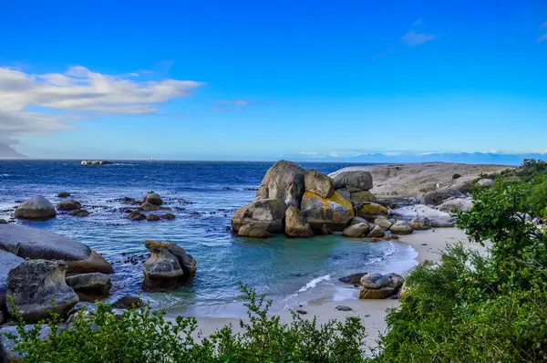 Rocky Boulder 's plajı, Güney Afrika Cape Town' da turistik bir sahil ve korunaklı bir plajdır.