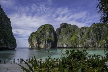 Tayland 'daki Phi phi adalarında turkuvaz suyu ile Maya Körfezi