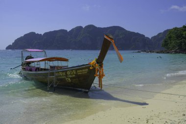 Tayland 'ın Krabi eyaletinde deniz manzaralı uzun kuyruklu bir tekne.