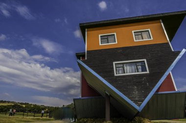 Hartbeespoort Barajı Güney Afrika 'da renkli bir baş aşağı ev