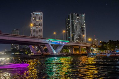 Aydınlatılmış gökdelen binası ve geceleri Chao Phraya yakınlarındaki Bangkok 'un ufuk çizgisi